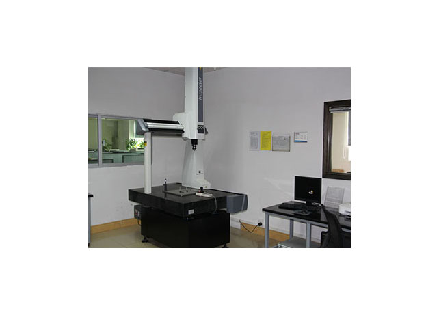 工程師審圖排除問(wèn)題，先進(jìn)檢測(cè)設(shè)備保證品質(zhì)